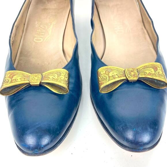 FERRAGAMO Vintage Navy Blue Leather Shoes Heels Brass Bows - Size 8.5 AAAA - Picture 5 of 10